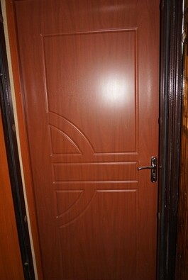 квартирная дверь с МДФ красного цвета - фото 1