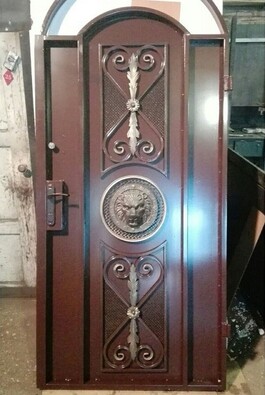 Арочная металлическая дверь с ковкой
