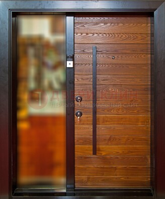 Коричневая входная дверь c МДФ панелью и стеклом ЧД-38 в частный дом в Лосино-Петровсом