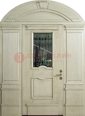 Белая входная дверь массив со стеклом и ковкой ДА-49 в Лосино-Петровсом