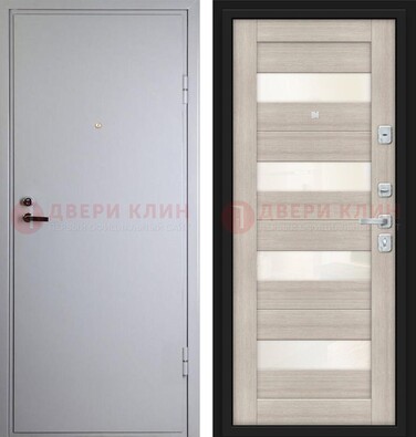Белая железная дверь с порошковым напылением и стеклом ДП-308 в Великом Новгороде