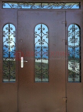 Железная парадная дверь со стеклом и ковкой ДПР-16 для общественных зданий в Лосино-Петровсом