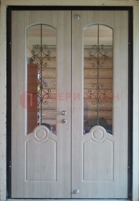 Парадная дверь со стеклянными вставками и ковкой ДПР-23 в деревянный дом в Лосино-Петровсом