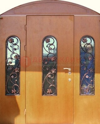 Парадная дверь со стеклянными вставками и ковкой ДПР-28 в общественное здание в Лосино-Петровсом