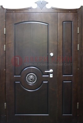 Коричневая парадная дверь с украшением ДПР-52 с утеплением в Саратове