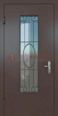 Коричневая наружная железная дверь со стеклом и ковкой ДСК-100 в Чебоксарах