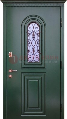 Темно-зеленая входная дверь со стеклом и ковкой ДСК-129 в Щелково