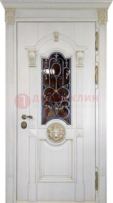 Белая железная дверь со стеклом и ковкой для кирпичного дома ДСК-155 в Лосино-Петровсом