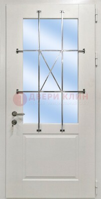 Белая простая железная дверь Винорит со стеклом и ковкой ДСК-257 в Лосино-Петровсом