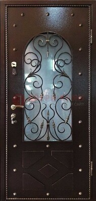 Влагостойкая дверь со стеклом и ковкой с декором ДСК-37 в Лосино-Петровсом