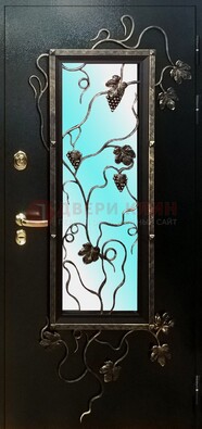 Железная дверь со стеклом и ковкой ДСК-70 для деревянного дома в Лосино-Петровсом