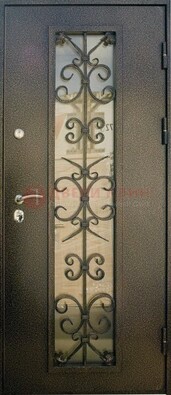 Входная дверь Дверь со стеклом и ковкой черного цвета ДСК-76 для веранды в Лосино-Петровсом