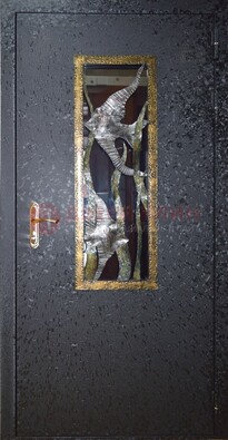 Металлическая дверь со стеклом и ковкой ДСК-82 для крыльца в Волхове