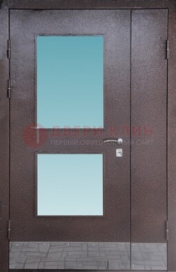 Коричневая тамбурная дверь со стеклянными вставками ДТМ-21 в Лосино-Петровсом