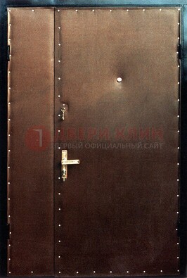 Коричневая тамбурная дверь с оформлением ДТМ-40 в Лосино-Петровсом