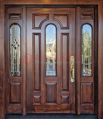 Железная классическая дверь с массивом дуба и витражом ВЖ-18 в Лосино-Петровсом