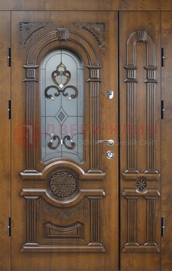 Коричневая двухстворчатая железная дверь с МДФ и витражом ВЖ-32 в Лосино-Петровсом